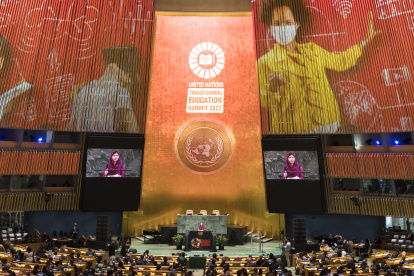 La premio Nobel de la Paz Malala Yousafzai habla en la apertura de la Cumbre sobre la Transformación de la Educación, este 19 de septiembre de 2022, en la sede de la ONU, en Nueva York.