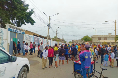 Los padres del plantel acudieron a retirar a sus niños.