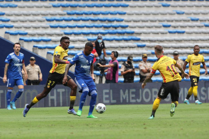 Azules y canarios en intensa disputa por los tres puntos del Clásico del Astillero.