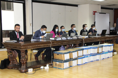 Audiencia. El expediente del caso fue llevado a la sala de audiencias de la Corte.