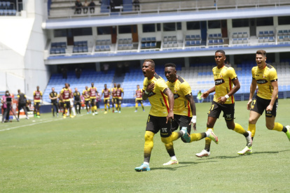 Los jugadores de Barcelona celebran el tanto de Pedro Pablo Velasco que ayudó en la victoria final de 3-1.