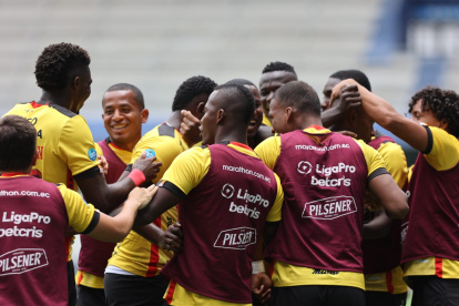 Los jugadores de Barcelona celebran tras el final del importante Clásico del Astillero que los acerca al liderato del torneo.
