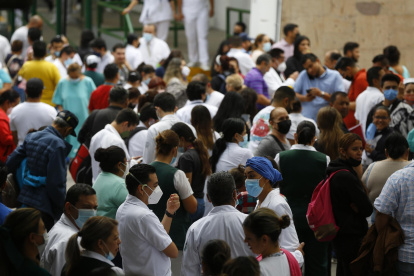 Personas permanecen en las calles hoy, después de activarse la alerta sísmica en la ciudad de Guadalajara, Jalisco (México).