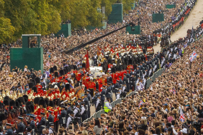 El féretro de la Reina Isabel II de Gran Bretaña es transportado a través del The Long Walk en el Castillo de Windsor este lunes.