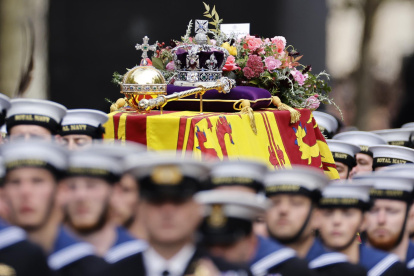 Militares portan el féretro de la reina Isabel II durante el Funeral de Estado celebrado este lunes en Londres. La reina Isabel II de Gran Bretaña murió en su finca escocesa, el castillo de Balmoral, el 8 de septiembre de 2022. La reina, de 96 años, era la monarca que más tiempo ha reinado en la historia de Gran Bretaña.