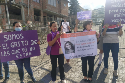 El colectivo de mujeres se concentró afuera de las instalaciones del comando policial de Loja.