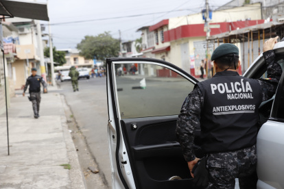 Control. Un grupo de la unidad de explosivos de la Policía Nacional realizó la detonación controlada, sin daños al lugar.