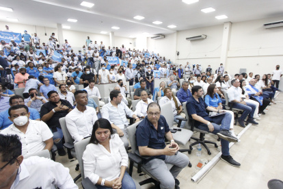 Simpatizantes. Gradas de la Delegación Electoral del Guayas, Guayaquil.