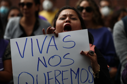 Mujeres protestan a las afueras de la Fiscalía de Pichincha tras la desaparición de la abogada María Belén Bernal en la Escuela Superior de Policía, hoy en Quito (Ecuador).