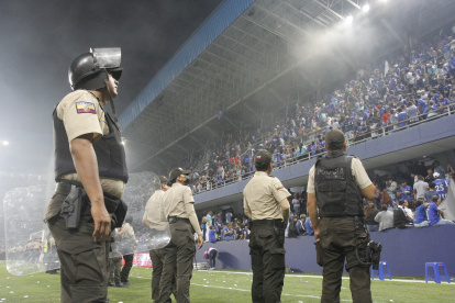 Los policías asignados para el Clásico se vieron superados por los aficionados y por consecuencia no pudieron garantizar el normal desempeño del partido.