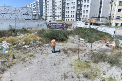 Indigentes. Personas de varias edades ingresan al terreno para consumir drogas. No hay cerramiento ni puerta, por lo que también es usado como guarida de ladrones.