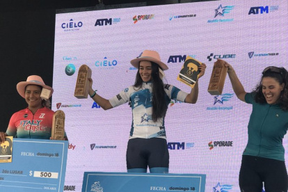 Vivar con el título de la competencia ciclística en Guayaquil.