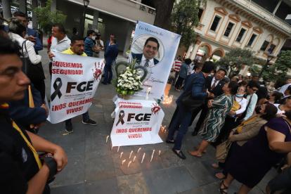 Compañeros y colegas se reunieron alrededor de una gigantografía con la imagen del fiscal.