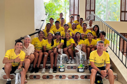 El equipo con las copas del torneo de Naciones y la de Clubes.