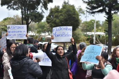 En los exteriores de la Comandancia General de la Policía, mujeres protagonizaron una protesta. La mamá de Bernal estuvo presente