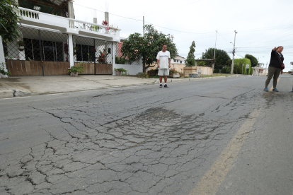 Calle H. Una de las calles más afectadas por hundimientos es la H, entre la avenida Guayaquil y Jaime Roldós, donde es evidente el deterioro del asfalto.