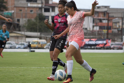 Danna Pacheco (i) y Ámbar Torres durante la primera final de la Superliga femenina que se disputó en el estadio de Sangolquí