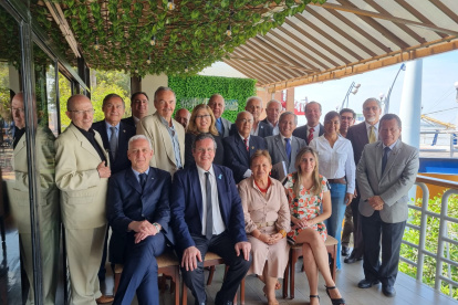 Actividad. Los miembros de la ANH con invitados a un evento reciente.