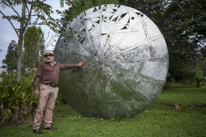 Expresionismo. El escultor Jesús Cobo, muestra una de sus lunas, que quedará ahora expuesta en una plaza de los Andes de Ecuador.