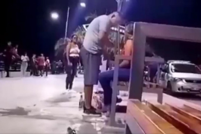 Captura de video en el quedó captada la agresión de un hombre a una mujer. El sujeto es policía en servicio activo, según la institución de seguridad.