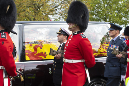 El féretro con la reina Isabel II entró en la que ha sido su residencia más habitual y desde ahí se dirigió a la Capilla de San Jorge.