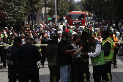 Personas permanecen en las calles hoy, después de activarse la alerta sísmica en la Ciudad de México (México). Un sismo de magnitud preliminar 7,4.
