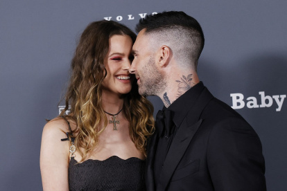 Behati Prinsloo y Adam Levine.