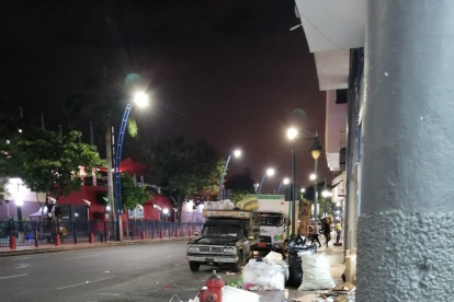 Estado. Diferentes tramos de las aceras permanecen con desperdicios.