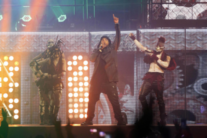 Fotografía de archivo en la que se registró una presentación del cantante puertorriqueño Don Omar (c), en San Juan (Puerto Rico).