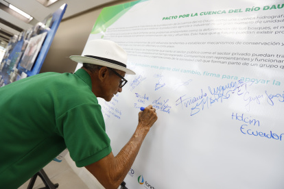 Compromiso. Con su firma, varias entidades y la comunidad apoyan el rescate de la cuenca del río Daule.