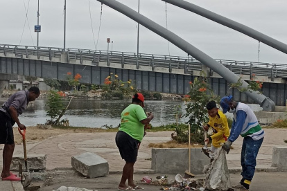 En el sector de la Nueva Ciudad de la isla Trinitaria, los habitantes salieron con escobas y otros utensilios para la limpieza del área.