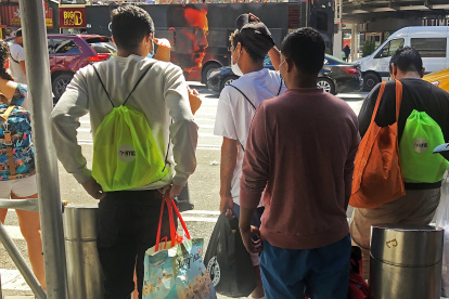Fotografía de archivo de un grupo de migrantes a su llegada a Nueva York. EFE/Javier Otazu