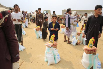 Imagen de archivo de personas que recogen ayuda alimentaria en la provincia norteña de Saada, Yemen. EFE/EPA/YAHYA ARHAB