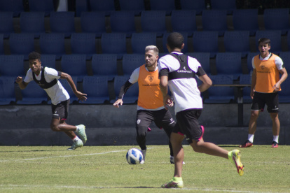 El argentino Jonatan Bauman (con el balón) es una de las alternativas para la ofensiva de Independiente del Valle para el partido de esta noche ante el 9 de Octubre.