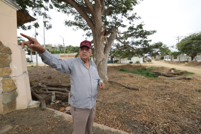 La Victoria. Franklin Córdova muestra cómo luce su sector a pesar de ser una de las ciudadelas más antiguas de Playas y no cuenta con ninguna obra pública, especialmente en sus calles.