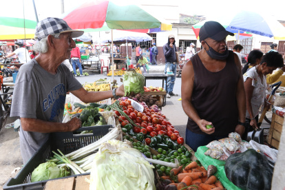 Queja. Los clientes dicen que de Montebello viene el alimento caro.