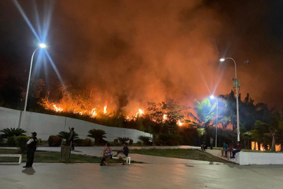 El fuego alertó a los moradores que observaban con temor el avance de las llamas