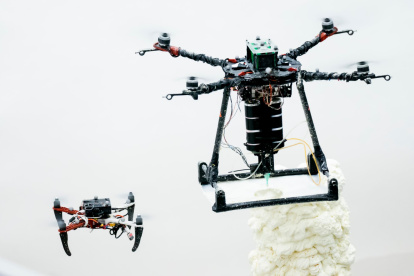 Un ScanDrone (izquierda) y un BuilDrone (derecha). EFE/University College London, Departamento de Informática, Londres. Dr. Vijay M. Pawar y Robert Stuart-Smith, Autonomous Manufacturing Lab.