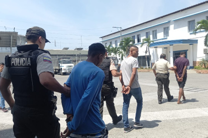 Tres de los cinco detenidos por el robo de dos automotores y el secuestro.