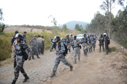 Policías que han participado de la búsqueda del cuerpo de María Belén Bernal, en el onceavo día.