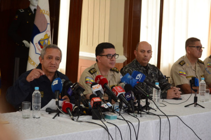 El ministro del Interior, Patricio Carrillo, ofreció una rueda de prensa en una instalación policial de Quito.