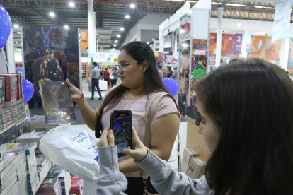 Melanie Avilés y Valentina Obermeyer forman parte de los grupos de bookstagrammers, booktubers y booktokers que se han hecho presentes en la Feria Internacional del Libro.