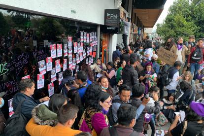 El grupo de mujeres escribió consignas y pintó la fachada de la Comandancia con sus manos empapadas de pintura roja. También pegaron afiches con el rostro del esposo de María Belén, Germán Cáceres.