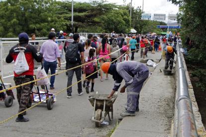 CÚCUTA. Los trabajos de reparación del Puente Internacional Simón Bolívar, en Cúcuta, Norte de Santander (Colombia). El puente internacional Simón Bolívar, que el 26 de octubre será uno de los escenarios de la reapertura total de la frontera de Colombia con Venezuela, es sometido desde este lunes a trabajos de reparación y restauración tras permanecer siete años cerrado al tráfico de vehículos. Los trabajos también incluyen el mejoramiento de la vía de acceso al puente del lado colombiano donde había un hundimiento de la capa asfáltica y grietas. EFE/ Mario Caicedo