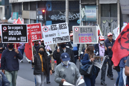 Trabajadores y docentes se sumaron para reclamar al Gobierno el pago al Seguro Social en las calles de Quito.