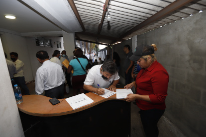 Los precandidatos, a último momento, llenaban documentación en cualquier espacio disponible para culminar el proceso de inscripción.
