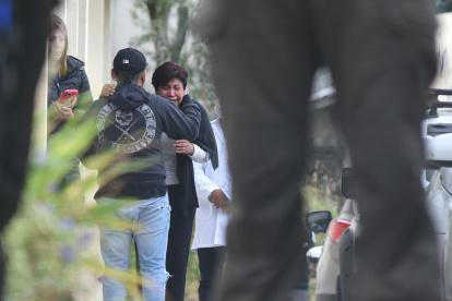 La madre de María Belén Bernal, en los exteriores de la morgue de la Policía Nacional.