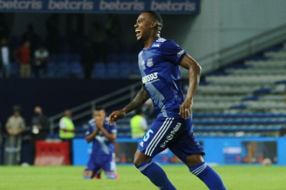 Dixon Arroyo no logró terminar el partido contra Barcelona por doble amarilla.