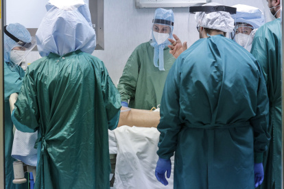 En la imagen de archivo, sanitarios en la Unidad de Cuidados Intensivos dedicada a la covid-19.