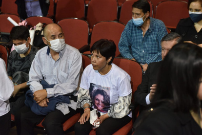 Elizabeth Otavalo durante la capilla ardiente de su hija.